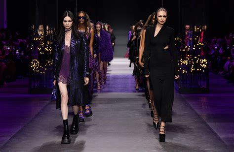 Versace surprise, la sfilata donna primavera estate 2025